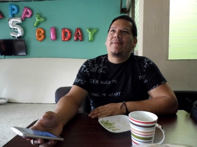 Donny Reyes, responsable de la Coordinación de la organización LGTBI Arcoiris fue respaldado por varias instituciones afines ante una campaña de desprestigio entronizada en su contra.