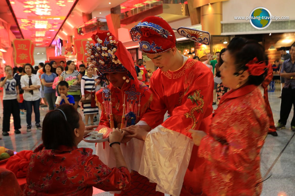  Adat  perkahwinan dan menimang anak dalam  masyarakat Cina