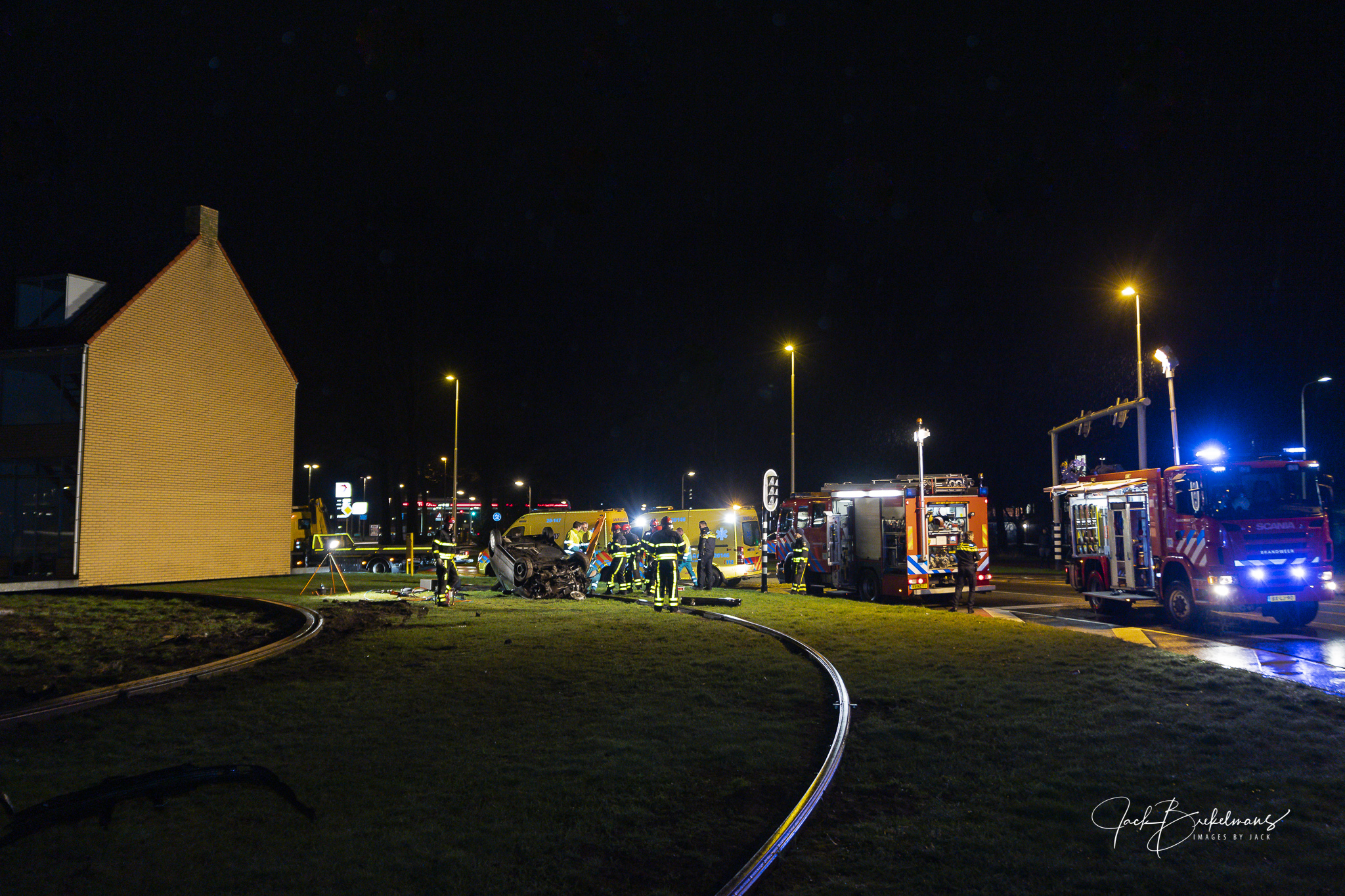 Auto Beland Op Zijn Kop Bovenop De Hasseltrotonde En Mist Draaiend Huis Op Een Haar Persburo Bms