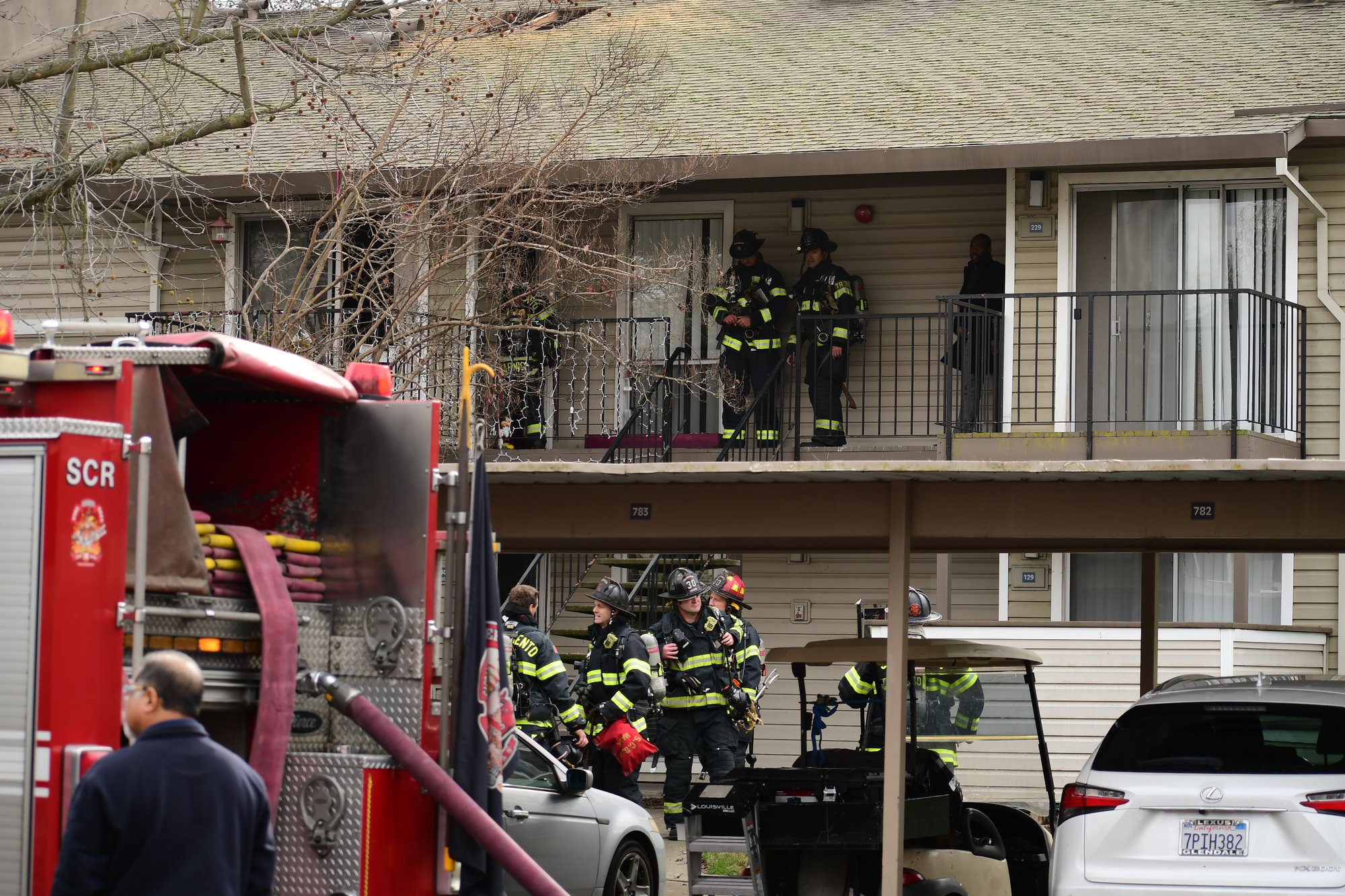 Aggresive fire attack stops rapidly spreading, 2 alarm, apartment fire in South Natomas