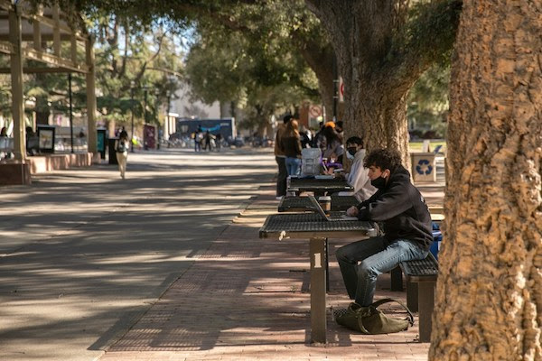 Students on campus at UC Davis on Feb. 2, 2022. (Photo: Miguel Gutierrez Jr./CalMatters)