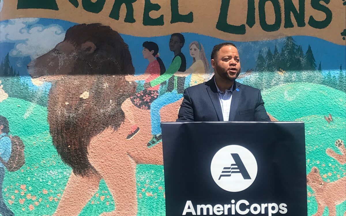 Michael Smith, chief executive of AmeriCorps, visited Laurel Elementary in Oakland Unified on Tuesday, June 28. (Carolyn Jones, EdSource)