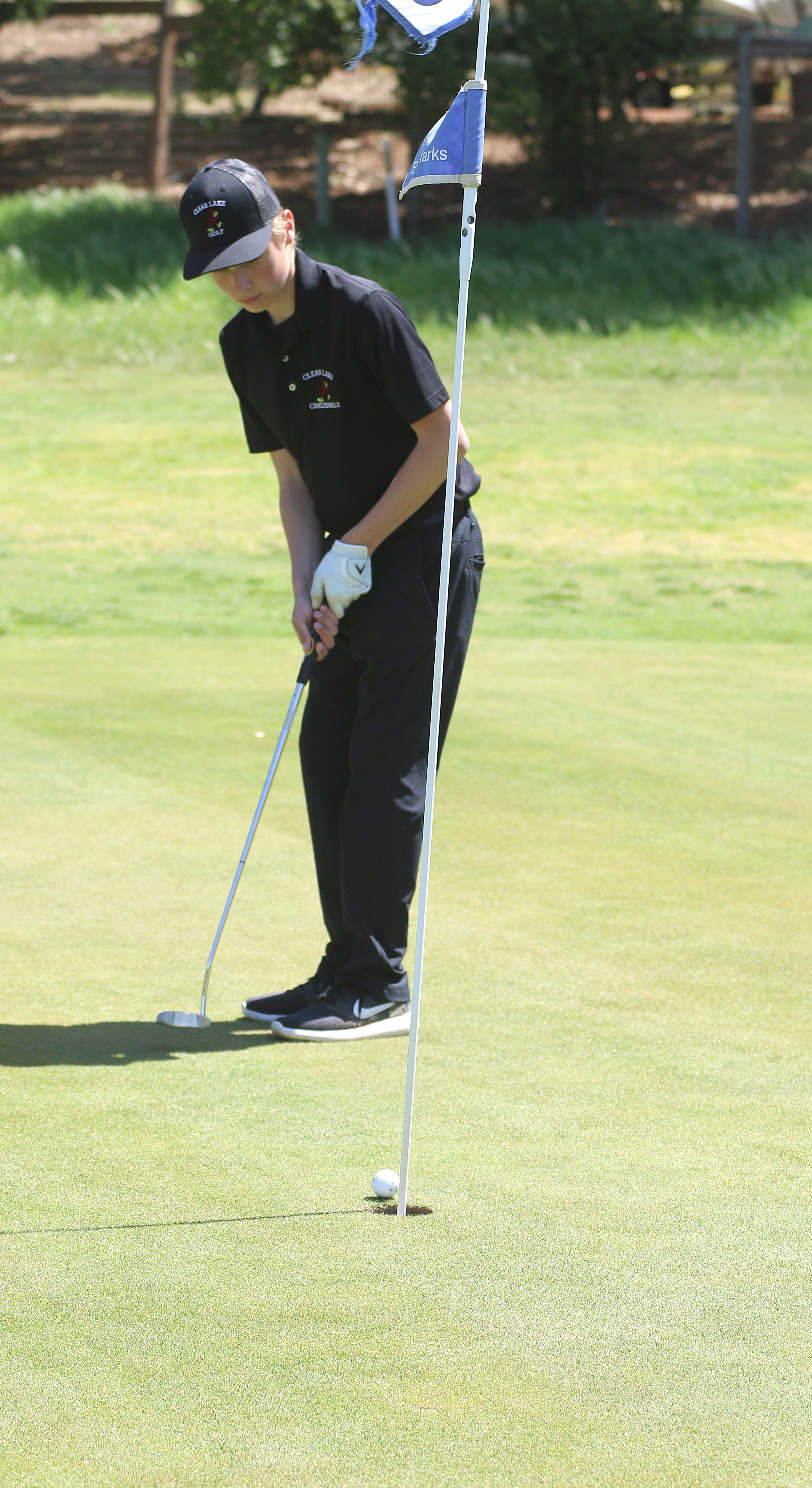 Clear Lake's Jace Mendes follows the roll of his putt. (Photos by Minenna Photography)