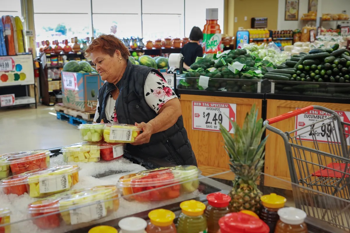 Mirna Hernandez shops at Superior Groceries in Victorville on Aug. 16, 2024. Photo by Ted Soqui for CalMatters