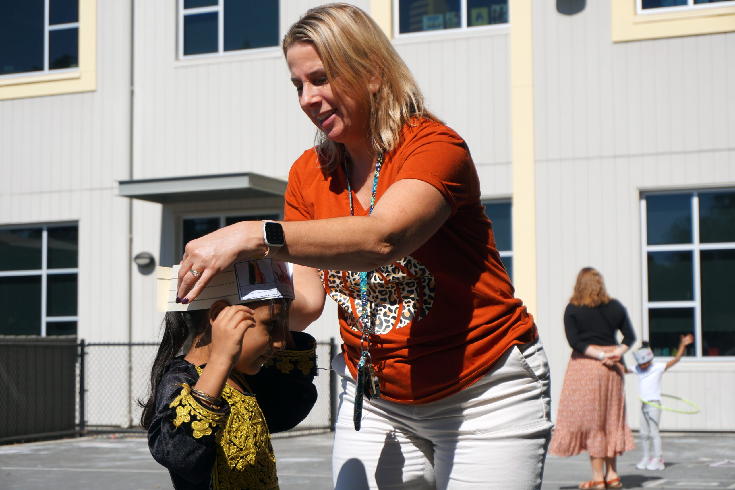Dyer-Kelly Elementary teacher Hallie Lozano engages with a kindergarten student during outdoor playtime. Credit: Andrew Reed / EdSource