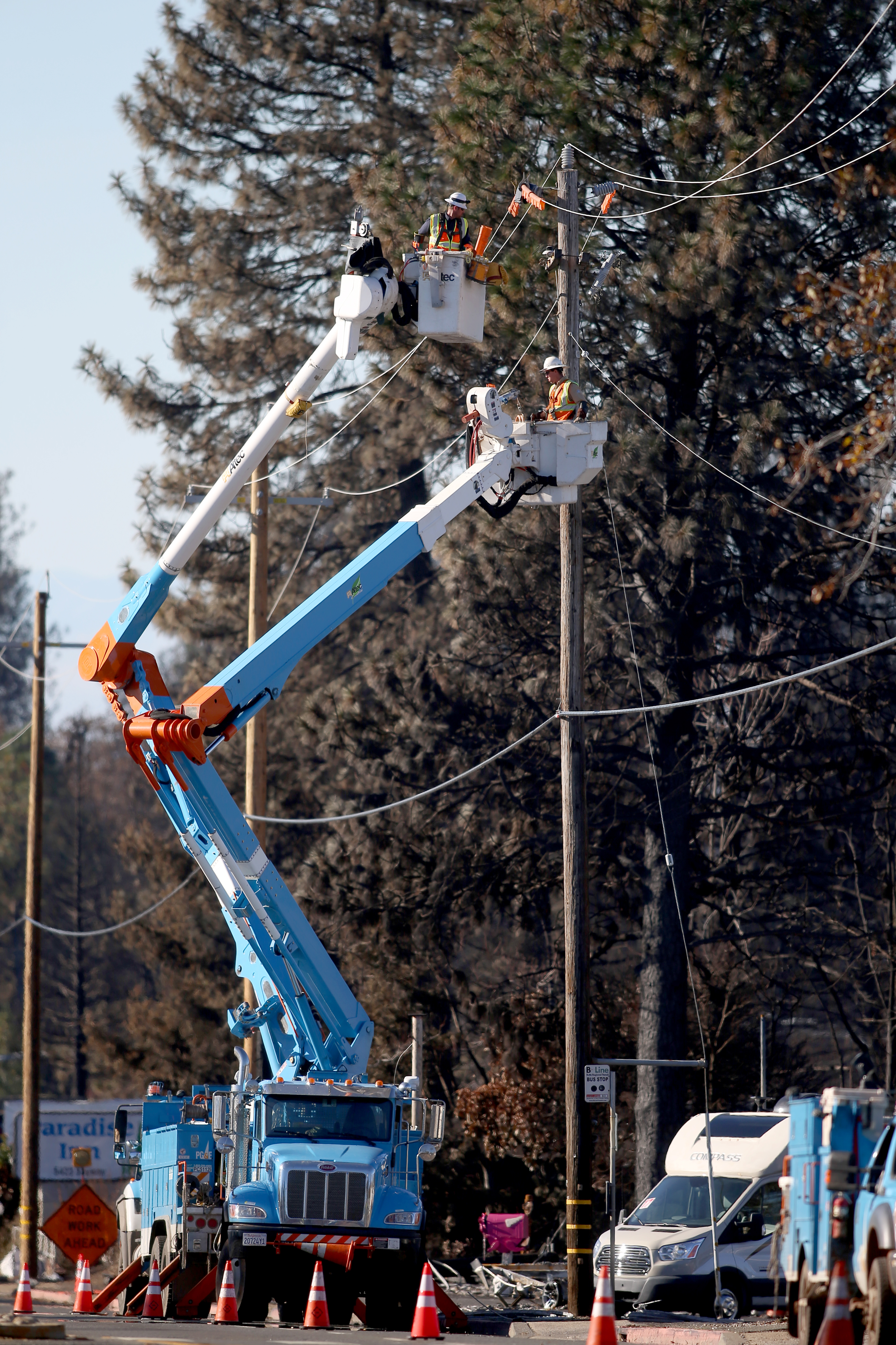 PG&E workers repair power lines along Skyway in Paradise, Calif., on Sunday, Nov. 25, 2018.