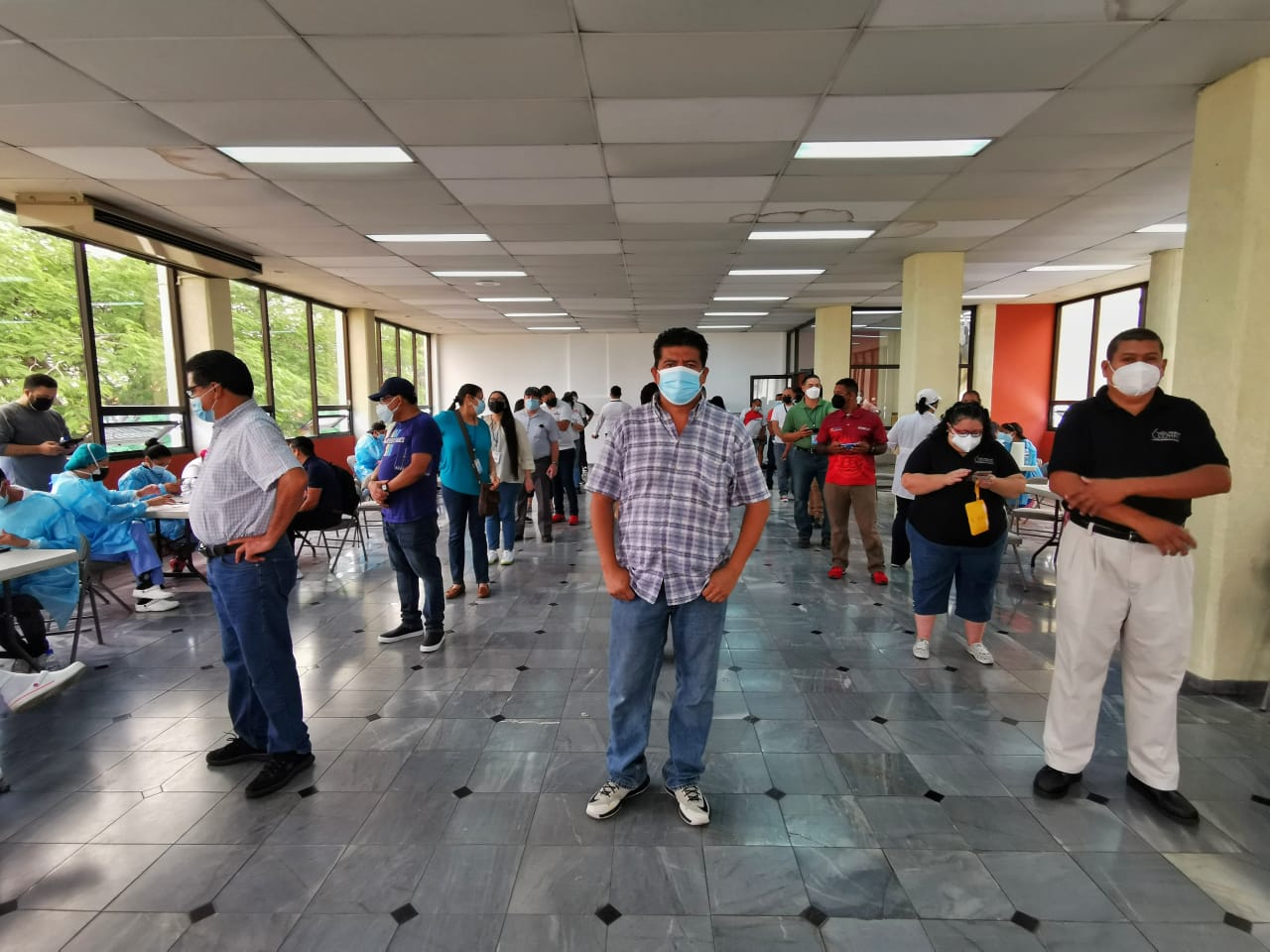 Adentro del CPH desde temprana horas vacunó a cientos de periodistas. Los independientes fueron citados a las 4:00 pm y los dejaron sin inmunizarse.