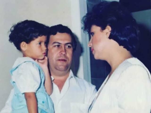 Manuela Escobar as a kid with her parents