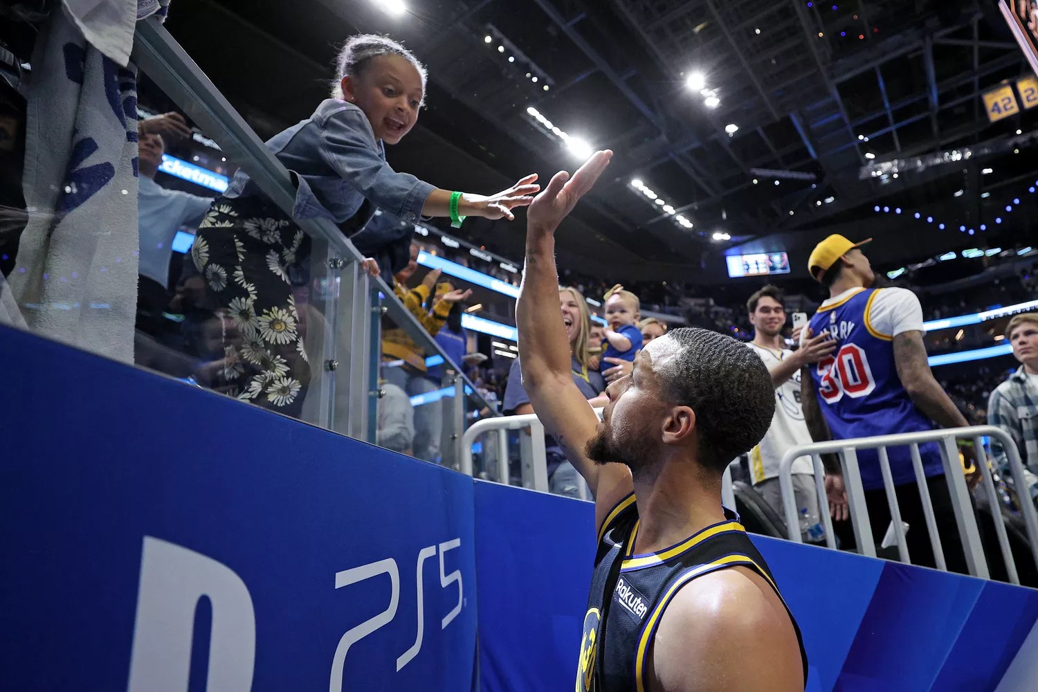 Ryan Carson Curry high-fiving her father from the stands