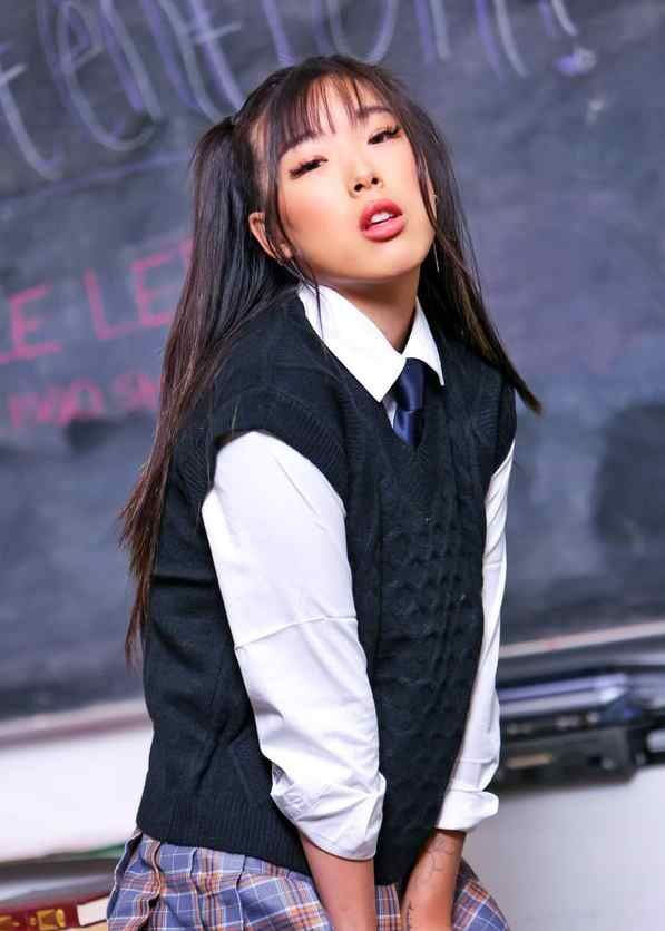 Elle Lee wearing school outfit