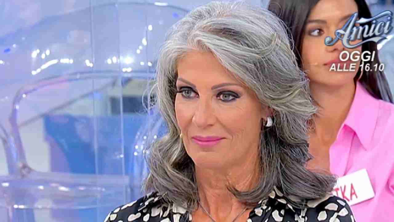 Isabella Ricci Senza Trucco E Con Gli Occhiali La Dama Di Uomini E Donne Irriconoscibile City Pescara News