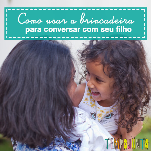 Capa do post como usar a brincadeira para conversar com seu filho. Mãe e filha se olham nos olhos e sorriem enquanto brincam.