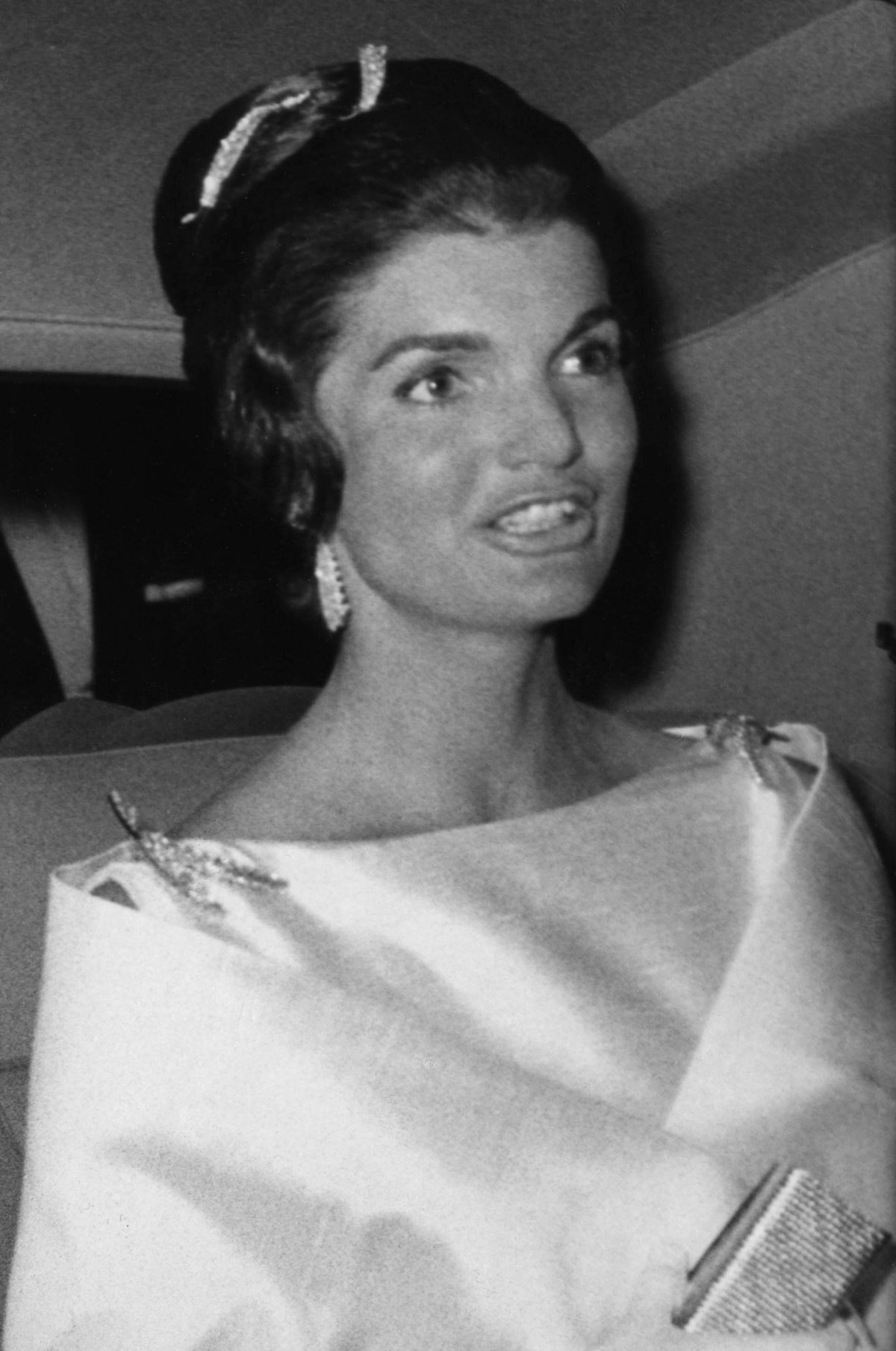 First Lady Jacqueline Kennedy leaves the home of her sister, Lee Radziwill, en route to a dinner at Buckingham Palace in London on June 5, 1961 (Keystone Press/Alamy)