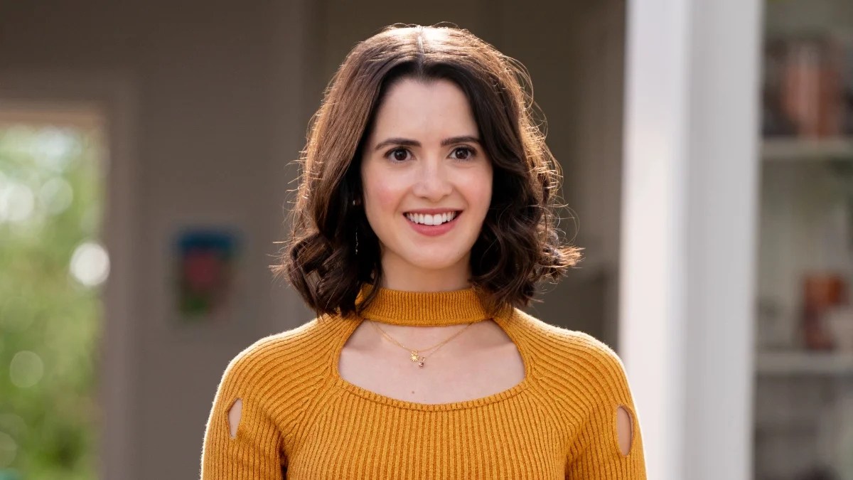 Laura Marano plays Cami Conway in "Choose Love" (Netflix)