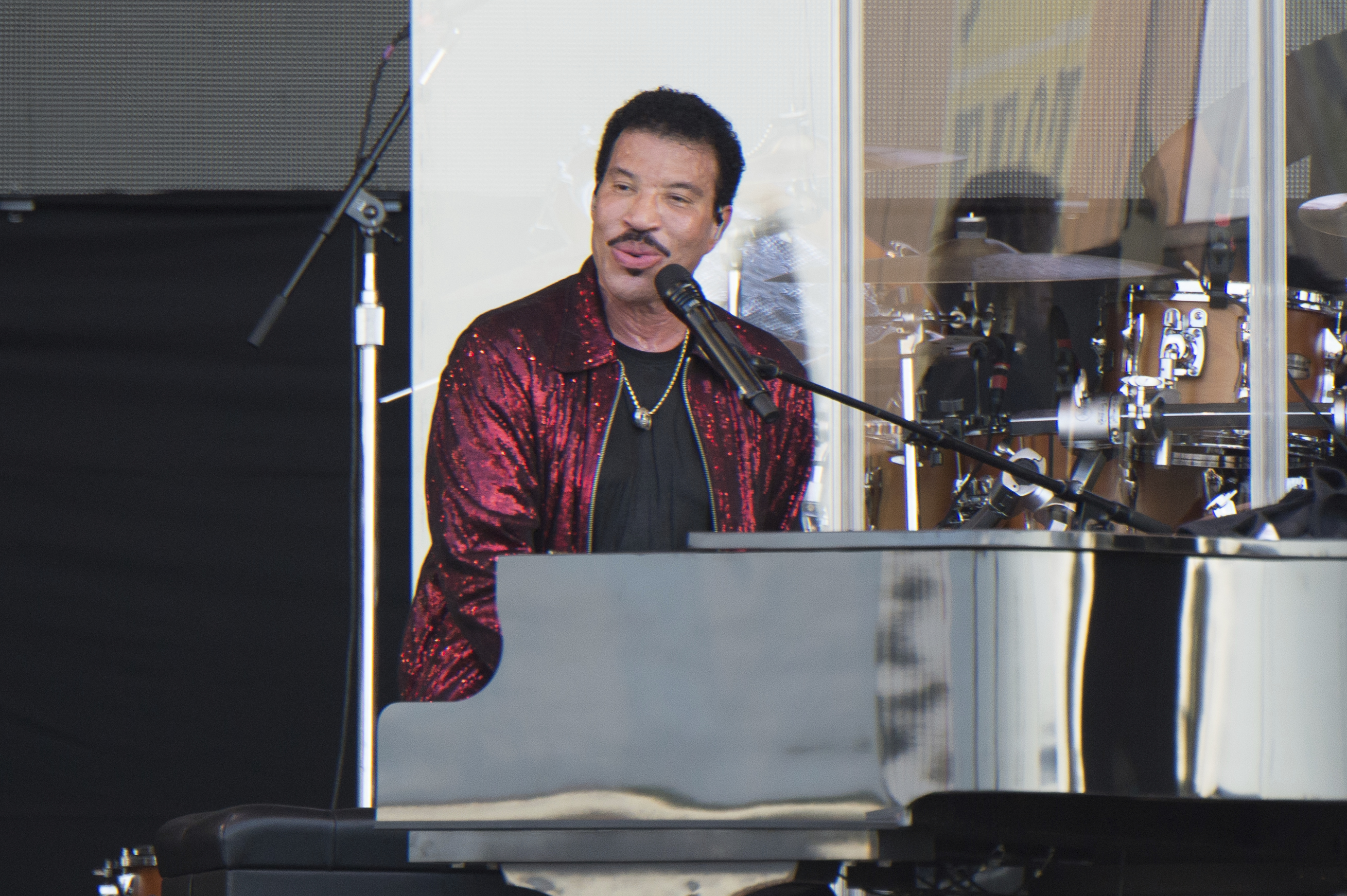 Lionel Richie sings and plays piano.