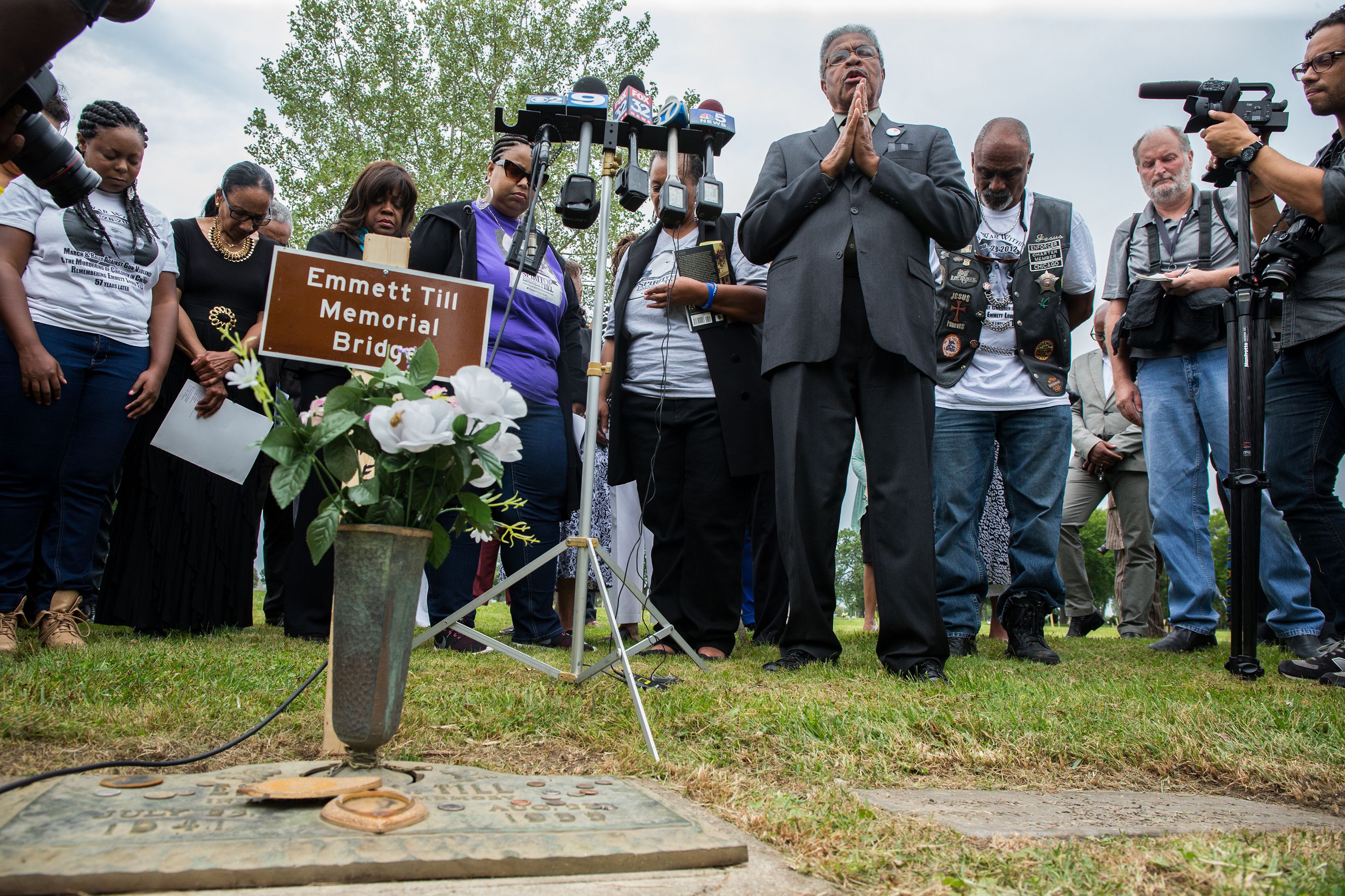 The Rev. Wheeler Parker Jr., Emmett Till's cousin and eyewitness to Till's kidnapping, says a closing prayer at a ceremony commemorating the 60th anniversary of the death of Till at Burr Oak Cemetery in Alsip on Aug. 28, 2015. (Zbigniew Bzdak/Chicago Tribune)