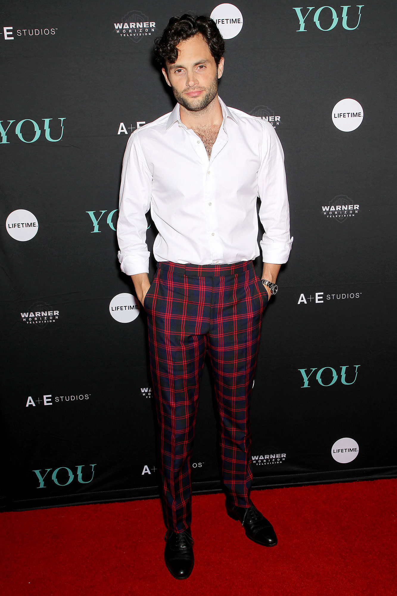 Penn Badgley Says Xoxo For A Fan On Tiktok Video