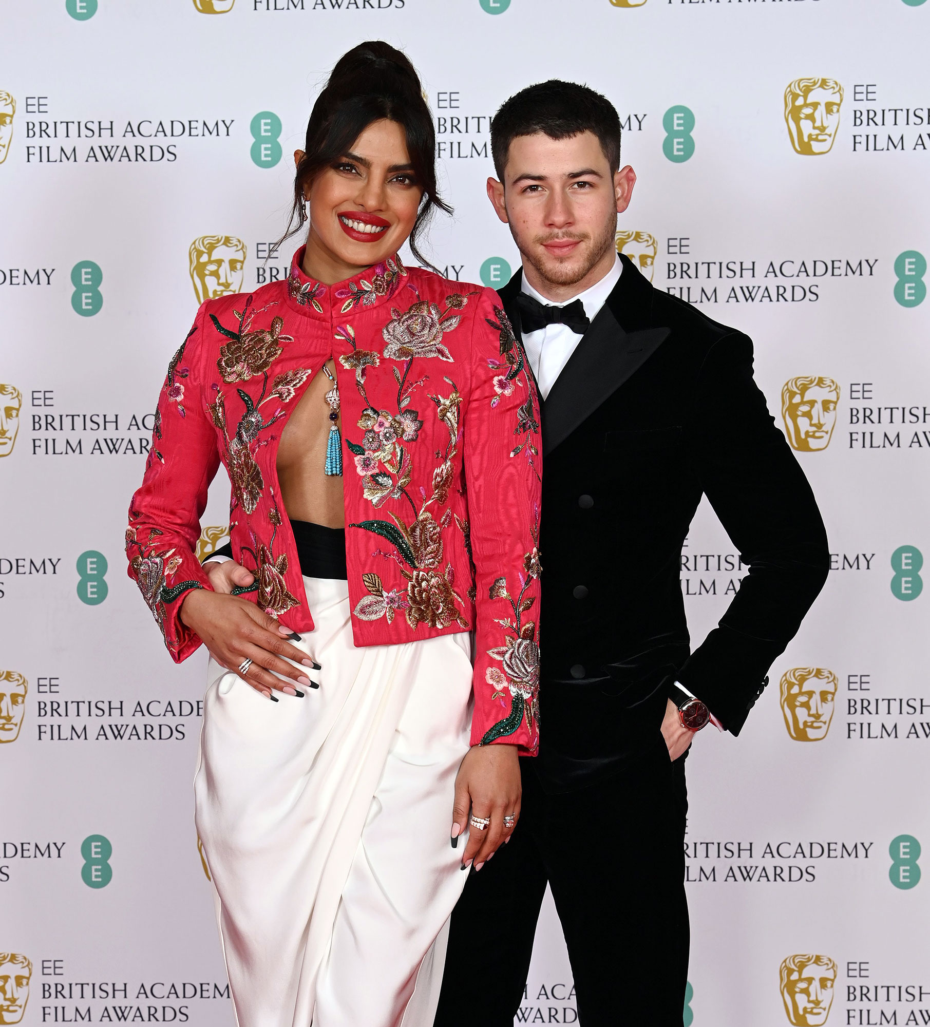 Nick Jonas Priyanka Chopra Share Daughter Malti S 1st Photo Post Nicu