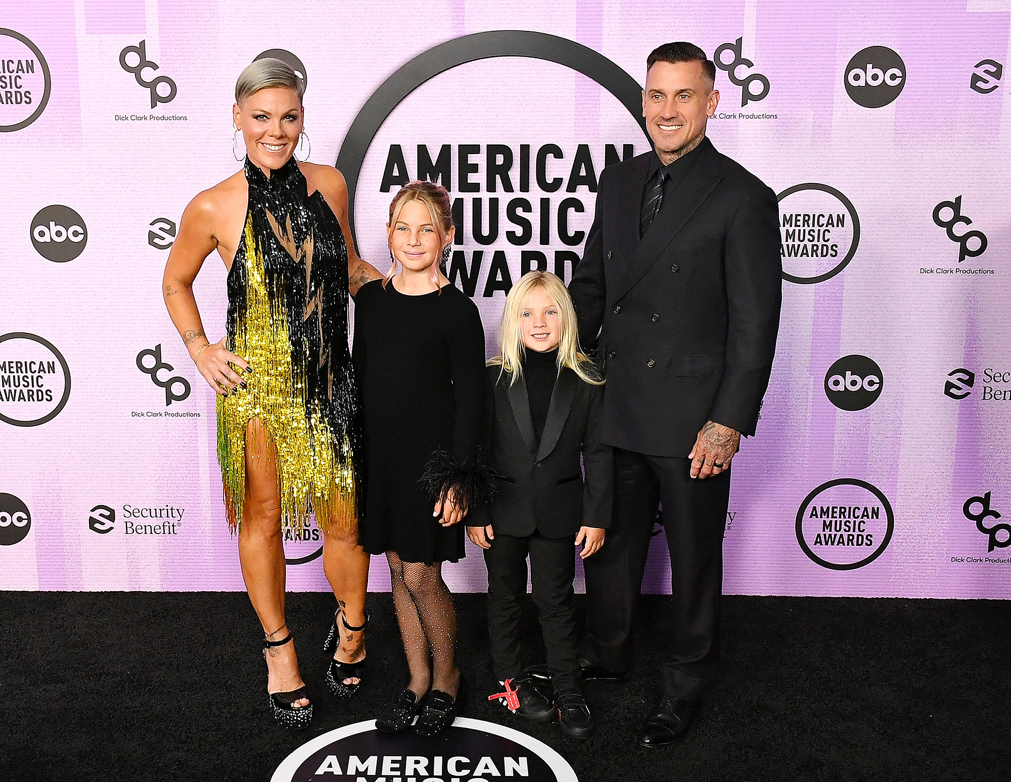 Pink Walks The Red Carpet At The 2022 American Music Awards With Husband Carey Hart And Their 2 Children Photos Usasports News
