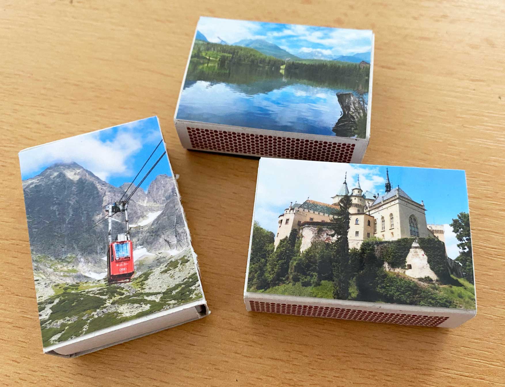 Zápalková krabička s obrázkom, vzadu magnet