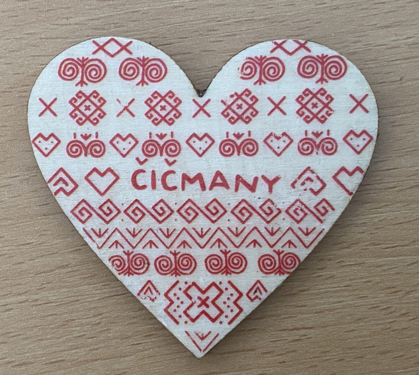 Drevena magnetka vzor cicmany
