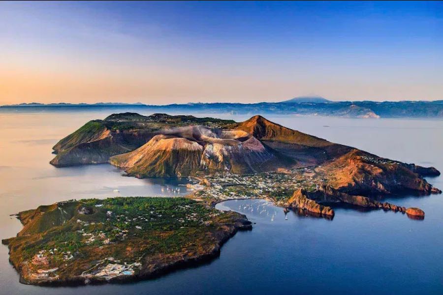 L Isola Di Vulcano La Piu Meridionale Tra Le Isole Eolie