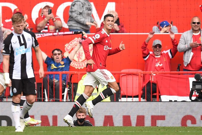 Cristiano Ronaldo scores twice on his return to Manchester United in 4-1 win over Newcastle (photos/video)