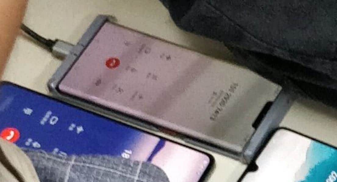 พบ HUAWEI Mate 30 Pro บนรถสาธารณะในจีน ยืนยันดีไซน์หน้าจอ 4 - พบ HUAWEI Mate 30 Pro บนรถสาธารณะในจีน ยืนยันดีไซน์หน้าจอ