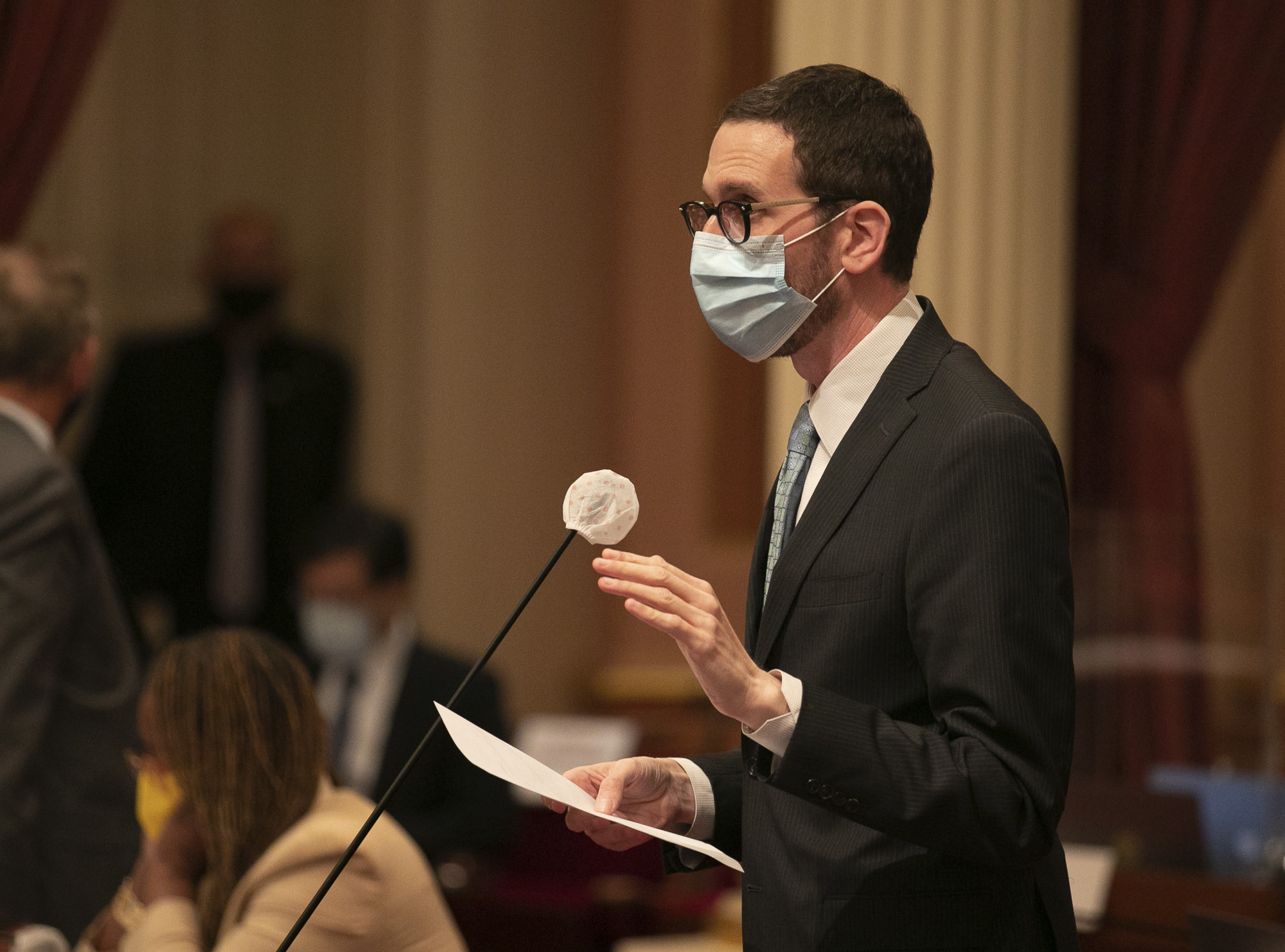 Sen. Scott Wiener speaks on the Senate floor during a vote on Aug. 31, 2020. Photo by Anne Wernikoff for CalMatters