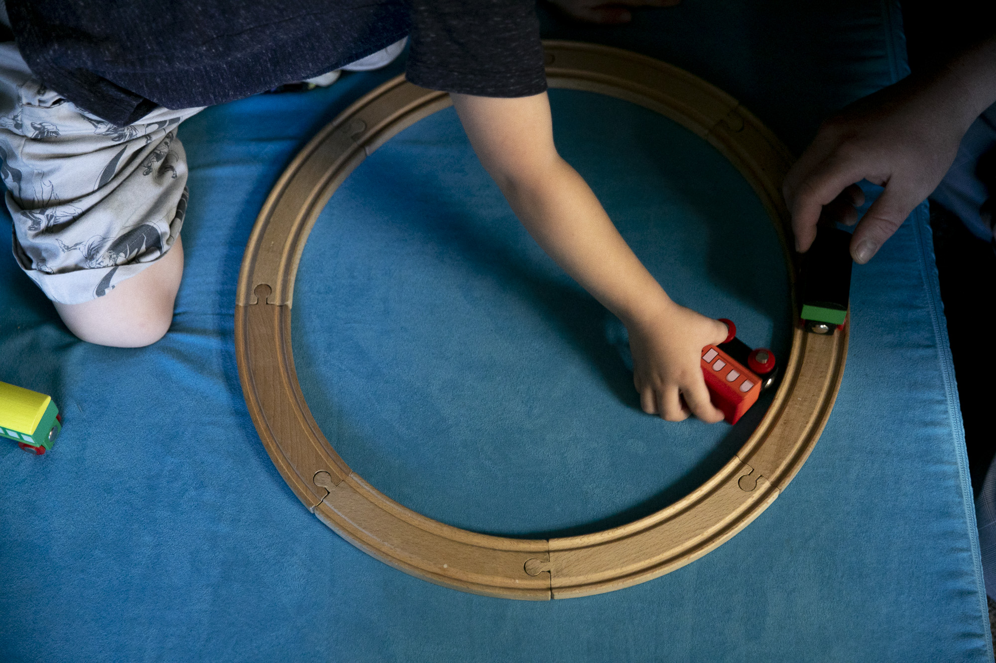 Matt Calhoun, plays with this son Rhys, 3, at their Merced home on July 8, 2021. Calhoun was only able to afford to take one week off from his job at a printing press when Rhys was born in 2018. Photo by Anne Wernikoff, CalMatters