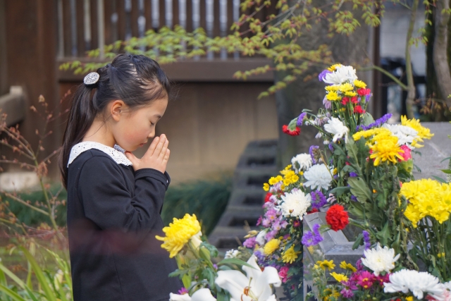 非常識って言われないか心配 お墓参りに行ったら花がいっぱい こんな時どうしたらいい