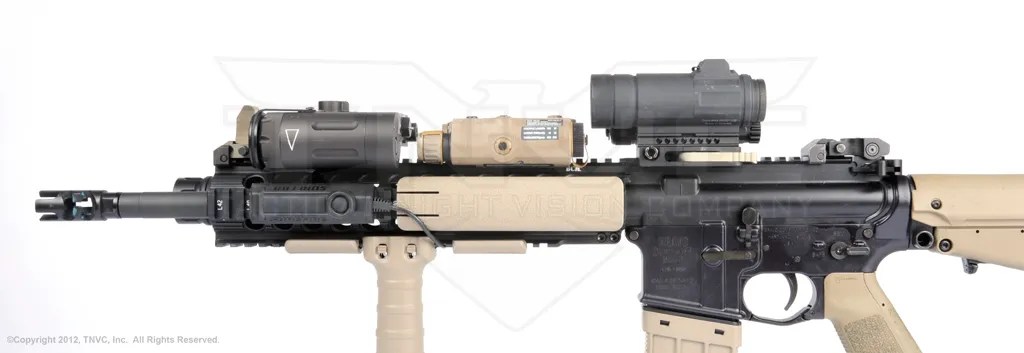 Comparación de alturas: DBAL-D2 and ATPIAL por delante de un Aimpoint CompM4s (M68 CCO) en montura de altura estándar. Comparación de alturas: DBAL-D2 and ATPIAL por delante de un Aimpoint CompM4s (M68 CCO) en montura de altura estándar.