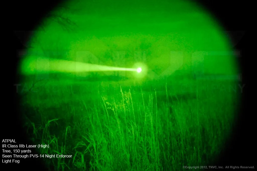 ATPIAL Láser IR Clase IIIb en posición de alta potencia. Árbol a 140 metros visto a través de un PVS-14 Night Enforcer con algo de niebla. ATPIAL Láser IR Clase IIIb en posición de alta potencia. Árbol a 140 metros visto a través de un PVS-14 Night Enforcer con algo de niebla.