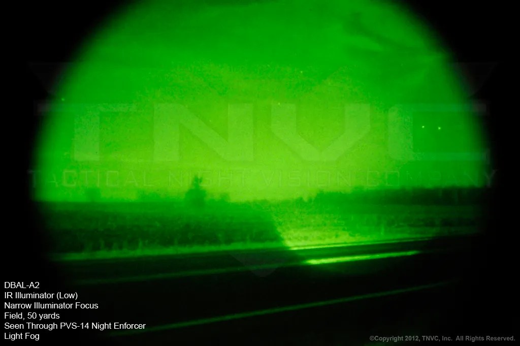 DBAL-A2 Iluminador IR, baja potencia, enfoque estrecho. Campo a 45 metros visto a través de un PVS-14 Night Enforcer con algo de niebla. DBAL-A2 Iluminador IR, baja potencia, enfoque estrecho. Campo a 45 metros visto a través de un PVS-14 Night Enforcer con algo de niebla.