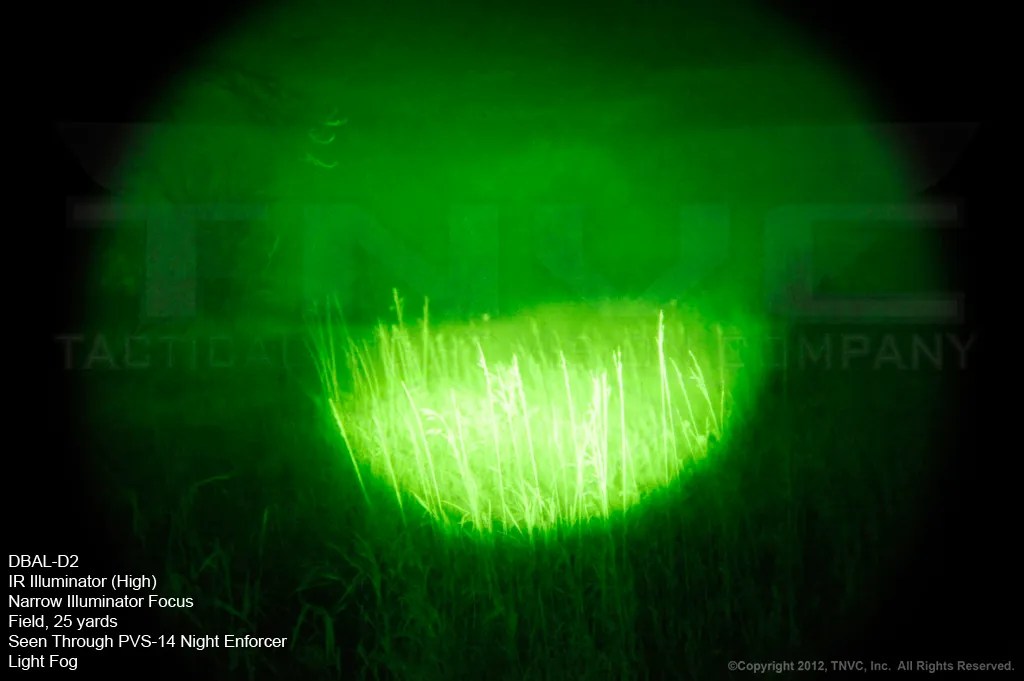 DBAL-D2 Iluminador IR, alta potencia, enfoque estrecho. Campo a 25 metros visto a través de un PVS-14 Night Enforcer con algo de niebla. DBAL-D2 Iluminador IR, alta potencia, enfoque estrecho. Campo a 25 metros visto a través de un PVS-14 Night Enforcer con algo de niebla.