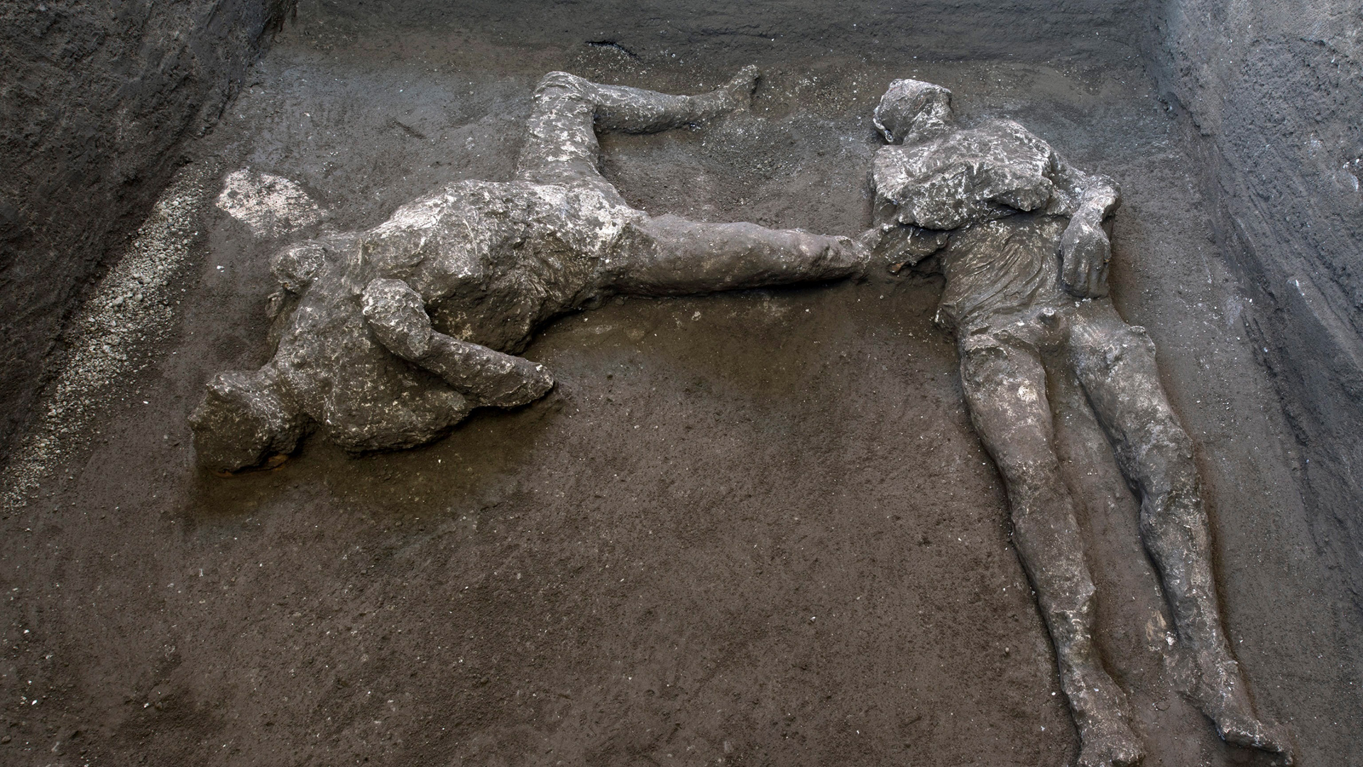 Hallan en Pompeya cuerpos de dos víctimas de erupción del Vesubio - Cuerpos de amo y esclavo hallados en Pompeya, reconstruidos con técnica del yeso. Foto de EFE