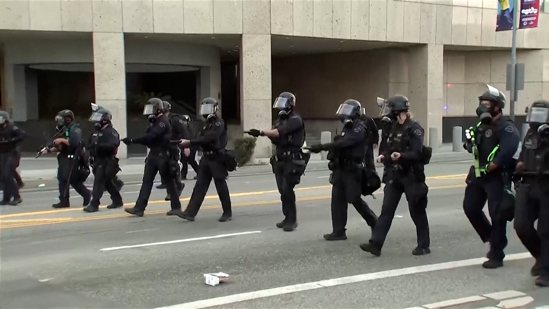 Click to play video 'Protesters rally in Los Angeles following ICE immigration raids'