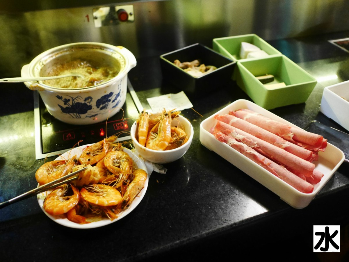 【食記】老四川集團-紅亭新幹線迴轉麻辣鍋@梧棲三井OUTLET台中港 : 食材弱了點, 但湯頭不算失望, 自助區選擇十分豐富 中式 中華民國(Republic Of China, Taiwan) 冰品 區域 午餐 台中市 吃到飽 捷運美食MRT&BRT 晚餐 梧棲區 海鮮 火鍋/鍋物 蝦類 飲食/食記/吃吃喝喝 麻辣