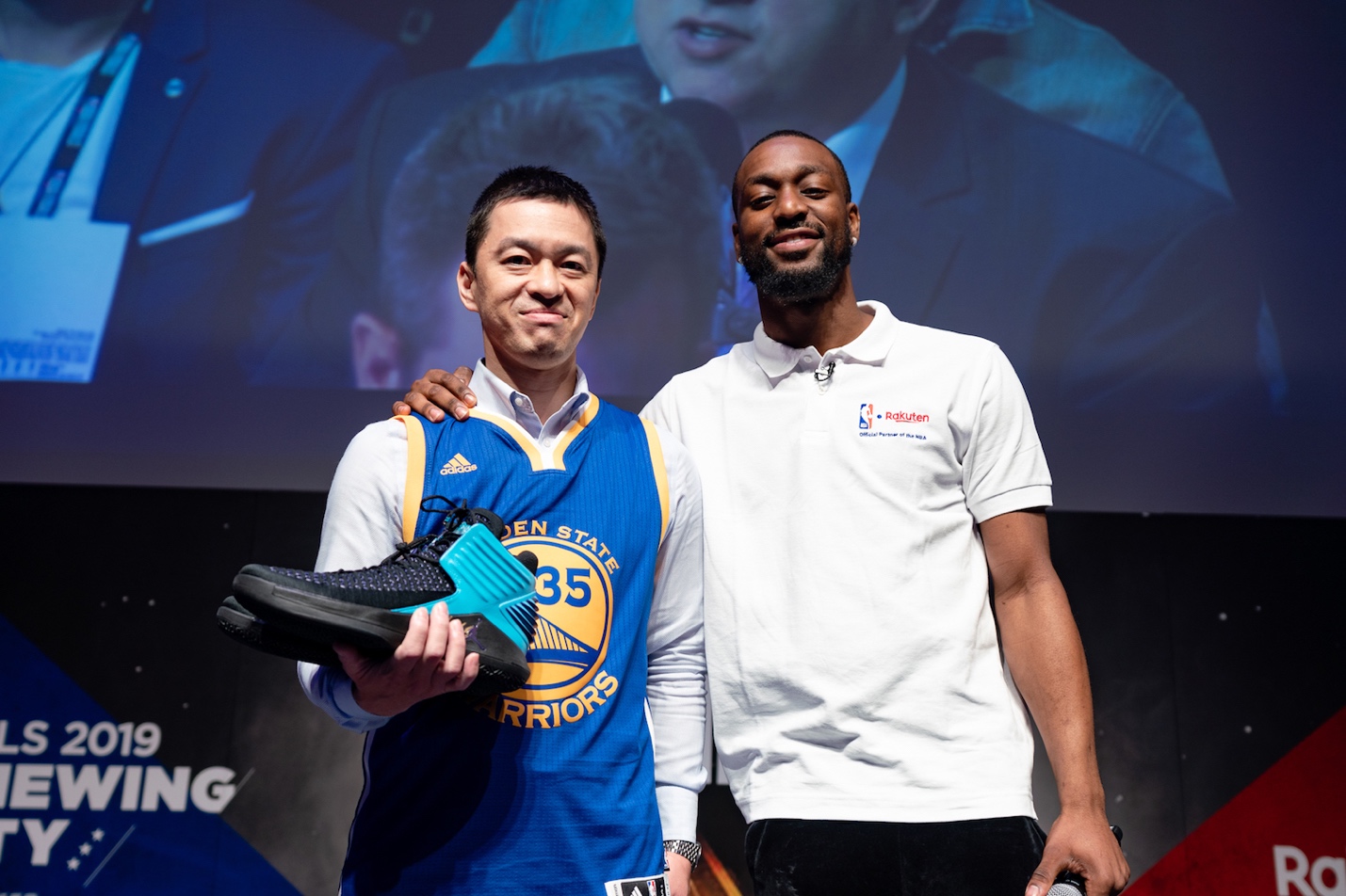 Kemba Walker gave a pair of his signature NIKE basketball shoes to a fan at the Rakuten TV NBA Finals public viewing party in Tokyo.
