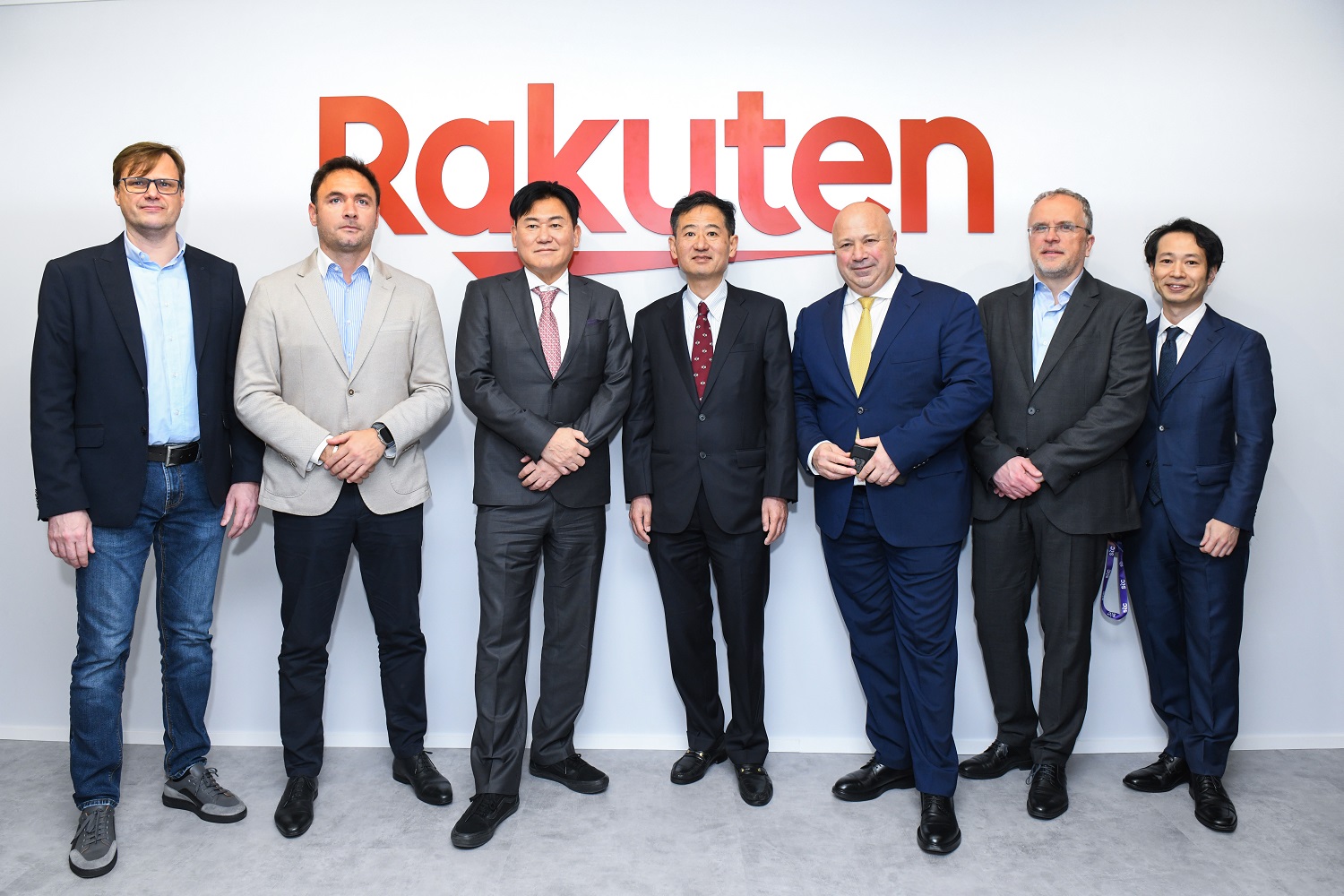 Rakuten and Kyivstar leadership signed a letter of intent at the Rakuten booth.