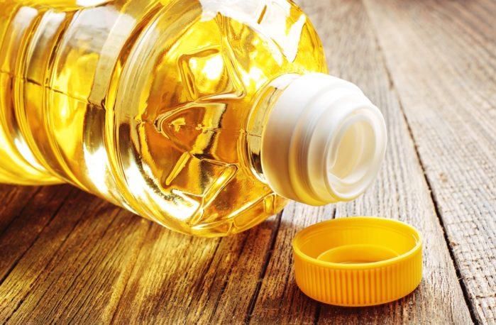 Applying Vegetable Oil How to Remove Spray Paint from Plastic: 4 Easy Ways You Need to Follow