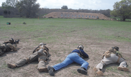 La línea de tiradores pone a cero sus armas en el campo de tiro The Quinn Ranch en Brady, Texas (EE.UU.). Independientemente de la posición que utilices, tienes que pegarte al suelo todo lo que puedas, adoptar una posición sólida y mantener el control sobre el arma en todo momento.