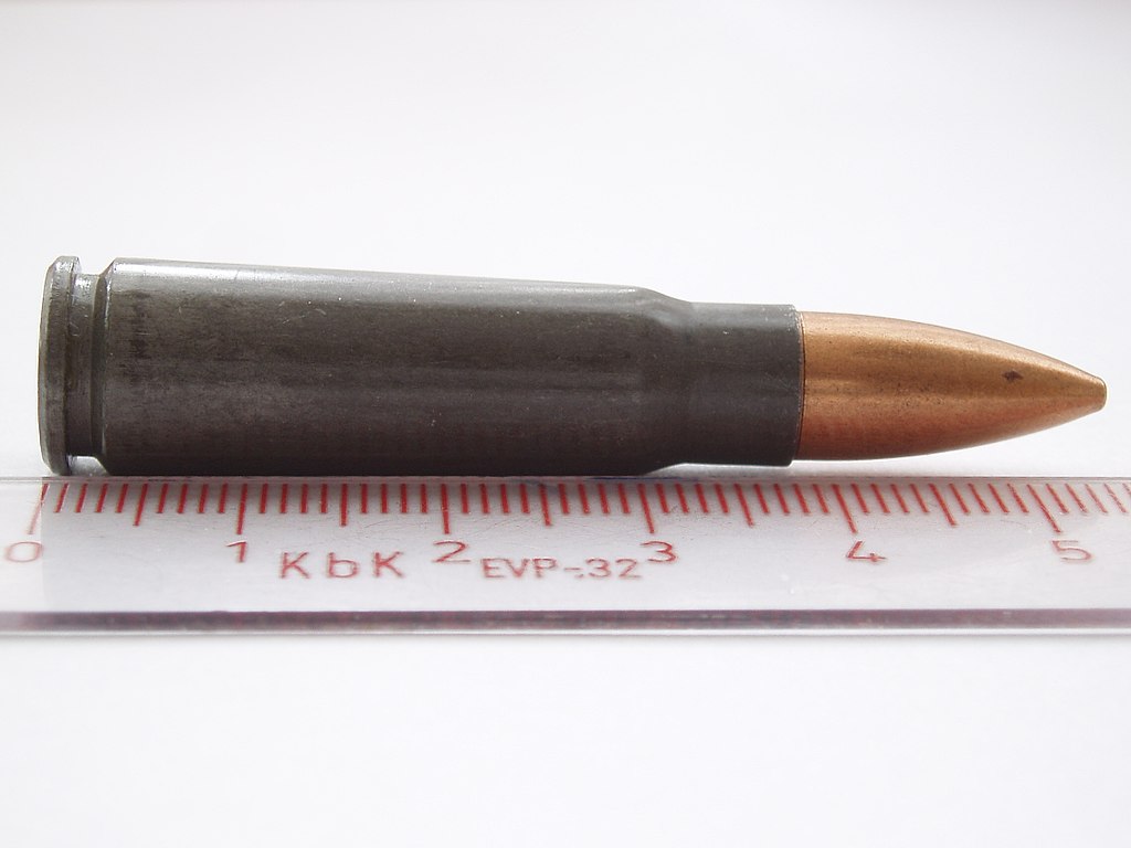 Cartucho 7’62x39 mm. que dispara el fusil AK-47. Foto de Dominio Público.