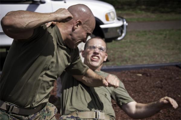 Sistema militar de combate cuerpo a cuerpo en acción.
