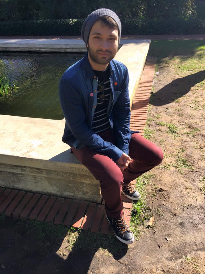 Leo sat in front of a pond. 