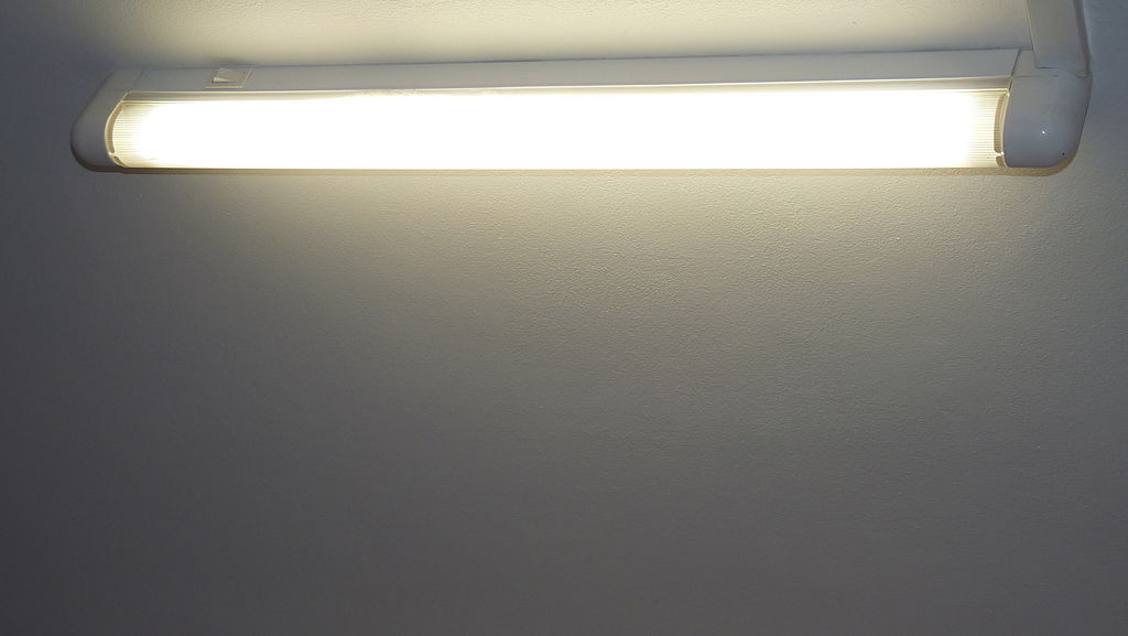 Incandescent and Fluorescent Light Spectrums - Side by Side Comparison 