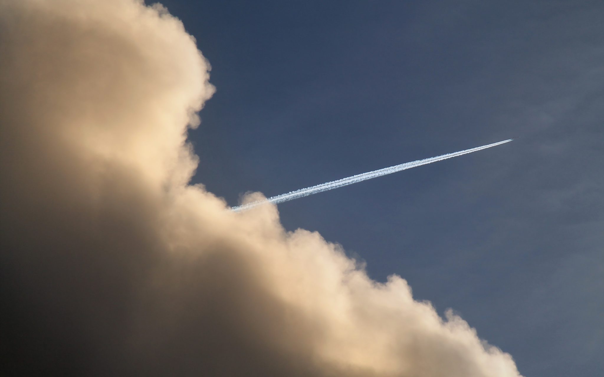 what is the white smoke behind airplanes