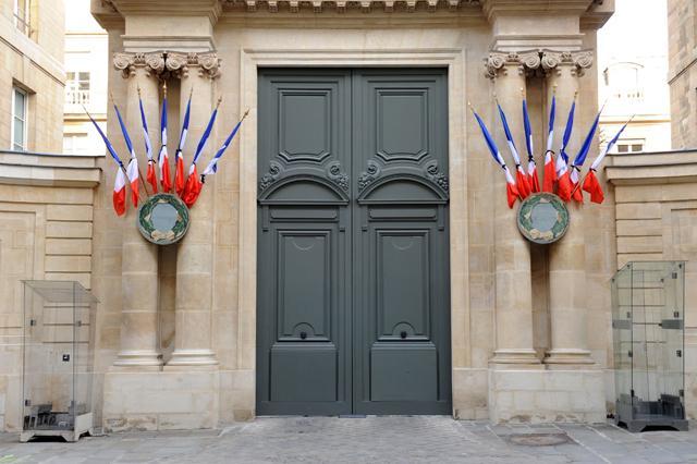 Bandiere listate a lutto per la strage nella redazione di Charlie Hebdo. Assemblea Nazionale, Parigi, Francia, 11/1/2015