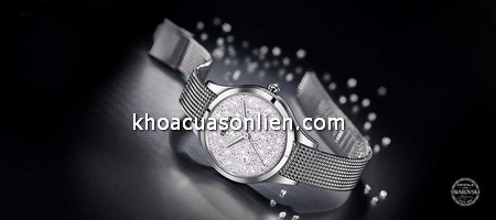 Đồng hồ được làm từ pha lê Swarovski.