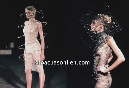 Hai bộ trang phục đính pha lê Swarovski trong bộ sưu tập Xuân Hè năm 1999 của Alexander McQueen.